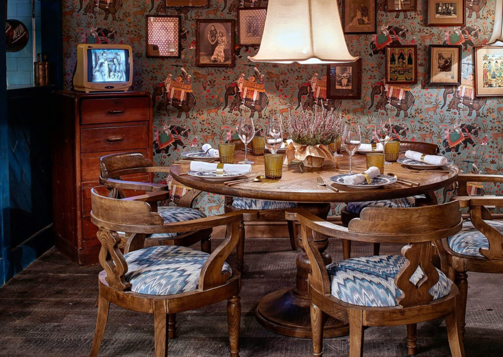 Round table seating